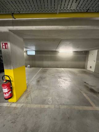 Ondergrondse parkeerplaats (-2) op de Louis Mettewielaan. Parkeerplaats toegankelijk via elektrische garagepoort.Verkoop aan voorwaarden...