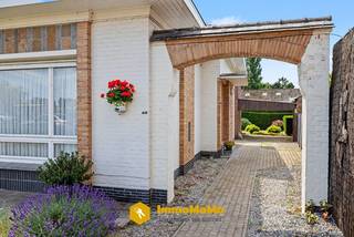 Bent u op zoek naar een woning die u volledig naar eigen smaak kunt omvormen? Deze <strong>te renoveren woning</strong> met een <strong>bewoonbare oppervlakte van ca. 102 m², gelegen op een perceel van 427 m²</strong>, biedt tal van mogelijkheden voor handige harry's en investeerders.<br /><br />De woning heeft wat liefde en aandacht nodig om te voldoen aan de hedendaagse woonnormen van 2026, maar vormt de ideale basis voor het creëren van een gezellige en comfortabele thuis. Dankzij de <strong>ruime tuin</strong> geniet u bovendien van voldoende buitenruimte voor ontspanning, tuinieren of speelplezier.<br /><br />De <strong>ligging is een absolute troef</strong>: op korte afstand van het centrum van Wachtebeke, met winkels, scholen, openbaar vervoer en andere voorzieningen binnen handbereik. Bovendien geniet u van een vlotte verbinding naar omliggende gemeenten en invalswegen.<br /><br /><strong>Info:</strong><br />Bewoonbare oppervlakte van ca. 102 m²<br />Perceeloppervlakte van 427 m²<br />Centrale ligging nabij het dorpscentrum van Wachtebeke &amp; wegen<br />Tal van renovatie- en uitbreidingsmogelijkheden<br />Ruime tuin<br />EPC: F<br />Elektrische installatie niet conform<br /><br />Bent u op zoek naar een renovatieproject met potentieel op een gunstige locatie? Dan is deze woning zeker een bezoek waard!<br /><br />Interesse? Wij organiseren een bezoekdag op 18/07/2026 van 10h-11h.<br /><br />Bel 0492/97.47.00 of mail nathalie@immomamo.be.<br /><strong>Let op: op voorhand verwittigen is verplicht.</strong>