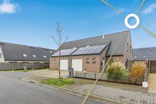 In het rustige Smeyershof te Harelbeke, op het einde van een doodlopende straat, bevindt zich deze prachtige halfopen bebouwing uit 2016. De woning combineert hedendaags comfort met een energiezuinig karakter en een aangename woonomgeving.<br /><br />Bij het binnenkomen treft u een inkomhal met gastentoilet en lavabo, evenals ruimte voor vestiaire. De lichtrijke woonkamer met inbouwgashaard sluit naadloos aan op de open, volledig ingerichte keuken met kwalitatieve Bauknecht-toestellen. Aansluitend bevindt zich de ruime garage met automatische sectionaalpoort en extra bergruimte onder de trap.<br /><br />Op de eerste verdieping is er een nachthal, drie volwaardige slaapkamers en een ruime badkamer uitgerust met inloopdouche, ligbad, lavabomeubel en toilet. Daarnaast beschikt de woning over een zolder, waar het ventilatiesysteem is ondergebracht.<br /><br />Buiten geniet u van een prachtig aangelegde tuin met terras en tuinhuis, ideaal om in alle rust te ontspannen.<br /><br />De woning is uiterst energiezuinig en voorzien van tal van extra’s, waaronder zonnepanelen en een regenwaterput van 7.000 liter.<br /><br />Een instapklare woning op een rustige ligging, ideaal voor wie comfortabel en duurzaam wil wonen.