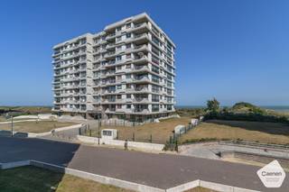 Op zoek naar een<strong> ruim appartement</strong> op een toplocatie in De Panne? Dit lichtrijke hoekappartement, gelegen in een volledig vernieuwde residentie, bevindt zich vlak bij het centrum, <strong>aan de duinen en op enkele stappen van het strand.</strong><br /><br />Het appartement biedt een <strong>prachtig uitzicht op de duinen met zicht richting zee</strong> en vormt de ideale basis om volledig naar eigen smaak te renoveren of op te frissen.<br /><br /><strong>Indeling</strong>
<ul>
	<li>Ruime inkomhal met vestiaire</li>
	<li>Apart gastentoilet</li>
	<li>Berging</li>
	<li>Lichtrijke leefruimte met grote raampartijen</li>
	<li>Keuken</li>
	<li>Ruim terras van ca. 20 m²</li>
	<li>Badkamer met ligbad en wastafel</li>
	<li>Drie ruime slaapkamers, waarvan één met ingemaakte kasten</li>
	<li>Garage en private parkeerplaats inbegrepen in de prijs</li>
</ul>
<strong>Troeven</strong><br /><br /><strong>✔</strong> Topligging aan de duinen, vlak bij het strand en het centrum<br /><strong>✔</strong> Volledig vernieuwde residentie<br /><strong>✔</strong> Veel lichtinval dankzij de hoekligging<br /><strong>✔</strong> Ruim terras van 20 m²<br /><strong>✔</strong> Garage en parkeerplaats inbegrepen<br /><strong>✔ </strong>Te renoveren of op te frissen naar eigen smaak<br /><br /><strong>Laat u verrassen door de uitzonderlijke ligging en het enorme potentieel van dit appartement. Maak vandaag nog een afspraak voor een bezichtiging!</strong><br /> 