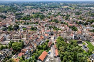 <p>Deze projectgrond aan de Gentsesteenweg 1209-1211 in Sint-Agatha-Berchem biedt een uitzonderlijke opportuniteit voor projectontwikkelaars die op zoek zijn naar een herontwikkelingssite met een sterke ligging en een reeds onderbouwde stedenbouwkundige denkoefening.</p><p>Voor de site werd een uitgebreide haalbaarheidsstudie opgemaakt door Erik Vandenpoel Architecten. Daarbij vonden meerdere overlegmomenten plaats met de gemeente Sint-Agatha-Berchem, Urban Brussels en Leefmilieu Brussel om de ontwikkelingsmogelijkheden zorgvuldig af te toetsen. De studie vertrekt niet vanuit een volledige nieuwbouwontwikkeling, maar vanuit een doordachte herinrichting van de bestaande site, waarbij maximaal wordt ingezet op het behoud en de renovatie van de bestaande gebouwen en volumes.</p><p>Het voorgestelde concept creëert een kwalitatieve residentiële woonomgeving waarin verschillende woontypologieën worden gecombineerd met een groene inrichting van het binnengebied. Bij de uitwerking werd bijzondere aandacht besteed aan natuurlijke lichtinval, meerdere geveloriëntaties, privacy, private buitenruimtes, ontharding en biodiversiteit. Daarnaast voorziet de studie ondergrondse parkeerplaatsen, voldoende fietsenstallingen en een autoluw binnengebied, volledig in lijn met de hedendaagse visie op duurzaam wonen.</p><p>Een belangrijke meerwaarde is dat de haalbaarheidsstudie reeds werd besproken met de bevoegde overheden, waardoor de aandachtspunten en randvoorwaarden duidelijk in kaart zijn gebracht. Dit biedt een waardevolle basis voor de verdere ontwikkeling van de site, uiteraard onder voorbehoud van het verkrijgen van de vereiste stedenbouwkundige vergunningen.</p><p>Ook de ligging is bijzonder aantrekkelijk. De Gentsesteenweg vormt een belangrijke invalsweg naar Brussel en biedt een uitstekende bereikbaarheid met de wagen dankzij de onmiddellijke nabijheid van de Brusselse Ring (R0) en de E40. Daarnaast bevinden zich diverse bus- en tramverbindingen, het station Sint-Agatha-Berchem, scholen, winkels, sportinfrastructuur en recreatiemogelijkheden in de directe omgeving. Ook de Basiliek van Koekelberg, het Erasmusziekenhuis, het UZ Brussel en het centrum van Brussel liggen op korte afstand.</p><p>Deze eigendom biedt dan ook een interessante opportuniteit voor ontwikkelaars die willen investeren in de kwalitatieve herontwikkeling van een bestaande site op een strategische locatie binnen het Brussels Hoofdstedelijk Gewest. Contacteer ons graag voor meer informatie of een vertrouwelijk gesprek.</p>