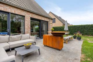 Op zoek naar een recente, energiezuinige en instapklare gezinswoning? Dan zal deze stijlvolle halfopen bebouwing uit 2017 u zeker bekoren.<br /><br />Gelegen in een doodlopende straat in Oostakker, met een park op het einde van de straat en zonder achterburen. Scholen, winkels, openbaar vervoer en belangrijke invalswegen bevinden zich vlakbij.<br /><br />Via de inkomhal met vestiaire op maat en gastentoilet bereikt u de lichtrijke leefruimte. Het open vloerplan verbindt woonkamer, eetplaats en moderne keuken tot een aangenaam geheel. Aansluitend vindt u een praktische berging en toegang tot de inpandige garage.<br /><br />Op de verdieping bevinden zich drie ruime slaapkamers, een moderne badkamer en een extra berging. De ruime zolderverdieping biedt bovendien tal van mogelijkheden voor extra slaapkamers, een bureau of hobbyruimte.<br /><br />Ook op energetisch vlak scoort deze woning uitstekend met EPC-label A, 10 zonnepanelen, airconditioning en driedubbele beglazing.<br /><br />Buiten geniet u van een ruim terras en een perceel van 412 m² met voldoende ruimte om te ontspannen, spelen of gezellig samen te zijn.<br /><br />Een ideale gezinswoning die comfort, ruimte, energiezuinigheid en een uitstekende ligging perfect combineert.<br /><br />De algemene voorwaarden van Dewaele DIY kunt u steeds raadplegen via dewaele.com.<br /><br />Bestuursmaatregelen in het maatregelenregister: in aanvraag