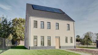 Heist o/d Berg - Booischot.Rustig gelegen nieuwbouwvilla nabij het centrum van Booischot op een perceel van 6 are 36 ca met aangelegde tuin.  Omvat:...