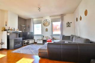 <h3><span>RUIM 2-SLAAPKAMERAPPARTEMENT </span></h3><p><span>Dit ruime en praktisch ingedeelde appartement bevindt zich op de eerste verdieping en is bereikbaar via de trap. Dankzij de royale leefruimte, twee slaapkamers en functionele indeling biedt het appartement een aangename en comfortabele woonomgeving.</span></p><p><span>Het appartement omvat:</span></p><ul><li><span>Aparte inkomhal </span></li><li><span>Zeer ruime leefruimte met plaats voor een gezellige zithoek en eetplaats </span></li><li><span>Geïnstalleerde keuken, praktisch aansluitend op de leefruimte </span></li><li><span>2 slaapkamers </span></li><li><span>Badkamer met douche, wastafel en toilet </span></li></ul><p><span>De ruime leefruimte biedt volop mogelijkheden om deze naar eigen smaak in te richten. De geïnstalleerde keuken sluit praktisch aan op de leefruimte en zorgt voor een aangename verbinding tussen wonen en koken.</span></p><p><span>Een ideale appartement voor wie op zoek is naar ruimte, comfort en een praktische indeling, met het extra voordeel van een eigen parkeerplaats.</span></p>