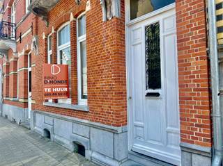 <p>FOR RENT : Ready to move in family home with garden near the station/centre of Oudenaarde</p><p>Are you looking for the perfect combination of quiet living and excellent accessibility? <br />Then this cozy, ready-to-rent house is what you are looking for.<br />This house is located within walking distance of the station and the bustling city center.</p><p>The house provides on the ground floor a large hall, storage room, toilet and living room with kitchen.<br />On the 1st floor: bathroom, 1 bedroom and dressing room and on the 2nd floor 2 bedrooms<br />extra asset! <br />A large garden with carport.</p><p>Curious ?<br />Request your visit through our website www.immodhondt.be </p>