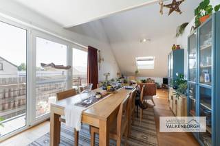 <h3><span><strong><span>Bezoeken ter plaatse worden ingepland via e-mail: </span><span>bart@vastgoedvalkenborgh.be</span> </strong></span></h3>
<h3><span><strong>Mooi duplex-appartement met mezzanine in Residentie Het Paradijs te Alken</strong></span></h3>
Op een gunstige locatie in de <strong>Zevenboomkensstraat 2 bus 9 te Alken</strong>, in de verzorgde residentie <strong>Het Paradijs</strong>, bevindt zich dit sfeervolle duplex-appartement met een ruime slaapkamer en een prachtige mezzanine. Dankzij de centrale ligging geniet u van een vlotte verbinding naar Hasselt, de belangrijkste invalswegen en tal van voorzieningen. Bovendien bevindt u zich op wandel- en fietsafstand van de bekende Brouwerij Alken-Maes en het gezellige centrum van Alken.<br />Het appartement combineert een aangenaam wooncomfort met een praktische indeling en een verrassend ruimtelijk gevoel. De lichtrijke leefruimte vormt het hart van de woning en sluit naadloos aan op de keuken. De ruime slaapkamer biedt voldoende plaats voor een comfortabel slaapgedeelte, terwijl de stijlvolle mezzanine een absolute meerwaarde vormt. Deze ruimte kan perfect ingericht worden als bureau, hobbyruimte, logeerkamer of extra ontspanningsruimte.<br />Dankzij de open indeling, de hoge plafonds en de vele lichtinval straalt het appartement een unieke charme uit. Het is dan ook een uitstekende opportuniteit voor starters, alleenstaanden, jonge koppels of investeerders die op zoek zijn naar een vastgoedbelegging op een aantrekkelijke locatie.<br /><strong>Troeven van dit appartement:</strong>
<ul>
<li><span>Gelegen in Residentie Het Paradijs</span></li>
<li><span>Ruime slaapkamer en leefruimte (bewoonbare oppervlakte 98 m2)</span></li>
<li><span>Prachtige mezzanine met diverse gebruiksmogelijkheden</span></li>
<li><span>Lichtrijke leefruimte</span></li>
<li><span>Centrale ligging nabij het centrum van Alken</span></li>
<li><span>Vlotte verbinding naar Hasselt en belangrijke toegangswegen</span></li>
<li><span>Dichtbij winkels, openbaar vervoer en recreatiemogelijkheden</span></li>
<li><span>Interessant als eigen woonst én als investering</span></li>
</ul>
Bent u op zoek naar een instapklaar appartement met karakter, ruimte en een uitstekende bereikbaarheid? Dan is dit appartement zeker een bezoek waard. Ontdek zelf de charme en mogelijkheden van deze unieke woongelegenheid in Alken.<br />Indeling: Gelijkvloers: Inkomhal, bergruimte, leefruimte met open keuken, badkamer, toilet, slaapkamer 1<br />1e Verdieping: Via een mooie volwaardige trap komt u terecht in een prachtige mezzanine die je kan inrichten volgens eigen behoeften (extra slaapkamer, bureau, speelruimte of bergruimte).<br />Kelder aanwezig met extra berging (nummer 5)<br />Autostandplaats nummer 1<br /><br />Comfort: De keuken is ingericht met een inbouwfrigo/diepvriesvak, inductiekookplaat, oven en vaatwasmachine<br />De ruime badkamer heeft een lavabo en bad/douche. In de berging in het appartement is er een voorziening voor wasmachine en droogkast<br />Leuk terras dat aansluit bij de leefruimte.<br /><br />PVC ramen met dubbele beglazing. Centrale verwarming op elektriciteit. EPC-score: 371 KWh/m² (D)<br />Het appartement is momenteel bewoond door een huurder.<br />Geen lift aanwezig.<br /><br />Bouwjaar: 1997<br />Bewoonbare opp.: 98m²<br />Algemene kosten/maand: 54 euro/maand.<br />KI: ...<br />Vraagprijs: 235.000 €<br />Meer informatie via kantoor op 0475 55 59 03 of bart@vastgoedvalkenborgh.be<br /><br /><br /><br />