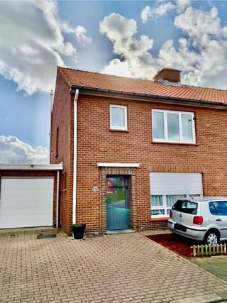 Gerenoveerde woning met EPC C , zuidgerichte tuin . Oprit voor 2 auto’s plus garage .Vernieuwde electriciteit , dubbel glas , centrale verwarming...