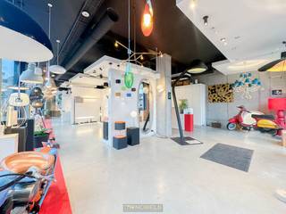 <strong>MODERNE COMMERCİELE RUIMTE (BOUWJAAR 2014)</strong> gelegen in het bruisende centrum van Oudenaarde biedt een unieke kans voor ondernemers. Met een oppervlakte van <strong>185 M²</strong> en <strong>FLEXIBELE INDELINGSMOGELIJKHEDEN </strong>dankzij verplaatsbare wanden, is het pand perfect geschikt voor diverse commerciële doeleinden zoals een kantoor, showroom, winkel of praktijk. De <strong>GROTE RAAMPARTIJEN</strong> zorgen voor <strong>OPTIMALE LICHTINVAL (ZUIDKANT)</strong> en <strong>UITSTEKENDE ZICHTBAARHEID</strong>, ideaal voor een multi-vitrine of inspirerende werkplek. Bovendien geniet u van een <strong>UITSTEKENDE BEREIKBAARHEID</strong> en een <strong>STRATEGISCHE LIGGING</strong> met veel passage, waardoor uw onderneming volop in de kijker staat. <br /><br /><u>Volgende voorzieningen zijn aanwezig:</u><br />- Vloerverwarming<br />- Vloerstopcontacten verspreid over de winkel<br />- Domotica<br />- Camerabewaking<br />- Alarminstallatie<br />- Grote raampartijen (3m hoog) rondom<br />- Zéér veel lichtinval (zuidgericht op de voorgevel)<br />- Mogelijkheid voor airco<br /><br />Grijp deze kans en vestig uw zaak op een <strong>TOPLOCATIE IN OUDENAARDE</strong>!<br /><br />Adres: Stationsstraat 37 te Oudenaarde<br /><br />P-score: C; G-score C; 