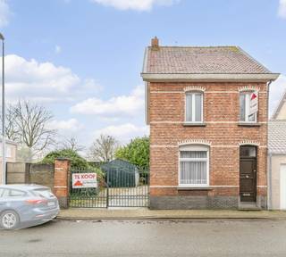 TE RENOVEREN VRIJ DEGELIJKE HALF OPEN BEBOUWING OP BIJNA 300 M2<br /><strong>TOPPER IN ZIJN PRIJSKLASSE </strong><br /><span>Hal, living , keuken met ruimte om in te eten, berging met trap naar zoldergedeelte op achterbouw ( eventueel slaapkamer van te maken ), aparte w.c + badkamer </span><br /><span><strong>1 ste verd </strong>  3 slaapkamers ( 2 ruime 1 kleintje)  <br />Er is ook nog een droge kelder aanwezeig </span><br /><span> Grote garage + tuin  </span><br /><span>Degelijke gevel   <strong>mooie straatbreedte</strong>  </span><br />EPC 683<br /><br /><br /> 