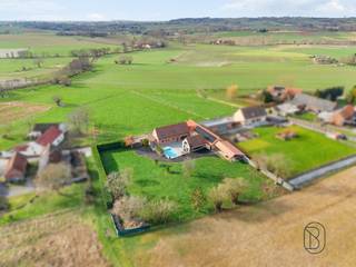 Te koop: unieke eigendom met zwembad, kantoor en loods in het Pays des CollinesIn het hart van het Pays des Collines bevindt zich deze uitzonderlijk...