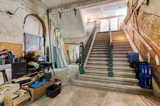 <span><span>In dit iconische, <strong>historische</strong> gebouw van de <strong>voormalige bioscoop en danszaal '<em>Lido'</em></strong> schuilt een uitzonderlijk eigendom, waar karakter, geschiedenis en een waaier aan mogelijkheden harmonieus samenkomen. Gelegen in het <strong>hart van Ieper</strong> geniet dit pand van een uitstekende bereikbaarheid: winkels, horeca, scholen en openbaar vervoer situeren zich op wandelafstand. De omgeving combineert de levendigheid van het stadscentrum met een aangename rust, wat zorgt voor een ideale woon- en werkomgeving.<br /><br />Via de ingangspoort komt men in de ruime inkomhal. Meteen trekt <strong>de imposante trap</strong> de aandacht: <strong>een architecturaal statement</strong> die verder toegang verleent tot de verschillende verdiepingen. Tevens bevinden zich op het gelijkvloers <strong>meerdere polyvalente ruimtes</strong>, <strong>ideaal voor expositie, praktijkruimtes</strong> of voor zelfstandige activiteiten. Achteraan is er misschien een uitgang mogelijk, uitgevend naar de Maanstraat. Dit wordt momenteel uitgezocht.<br /><br />Op de eerste tussenverdieping zijn er twee ruime slaapkamers, een doucheruimte en een apart toilet.<br /><br />Via een en trap, in natuursteen, komt men uit op de eerste verdieping, waar zich de huidige leefruimte bevindt. Deze kan, indien gewenst, verruimd worden tot een indrukwekkende loft met uitzonderlijke plafondhoogtes, royale raampartijen en<strong> een panoramisch uitzicht op de majestueuze Ieperse Lakenhallen</strong>.<br />De aangename leefruimte sluit via een open trap naadloos aan op de huidige open keuken. Vanuit de keuken leidt een trap naar het <strong>zonnige dakterras</strong>: een zeldzame en rustige buitenruimte met uniek zicht op het historische stadscentrum.<br /><br />De tweede tussenverdieping herbergt een derde slaapkamer met ensuite badkamer. Op de derde tussenverdieping is er ook nog een vrij in te delen ruimte (bureau, slaapkamer, etc...).<br /><br />Enkele foto's werden digitaal bewerkt (huidige toestand en een simulatie om even van weg te dromen).<br /><br /><u>Extra troeven:</u></span></span>
<ul>
<li><span><span>Centraal gelegen;</span></span></li>
<li><span><span><strong>Tal van meerdere, unieke mogelijkheden</strong>;</span></span></li>
<li><span><span><strong>Extra slaapkamers mogelijk</strong>;</span></span></li>
<li><span><span>Historische pand;</span></span></li>
<li><span><span><strong>Laag KI</strong>;</span></span></li>
</ul>
<span><span> Ben je op zoek naar een exclusief eigendom met charme, karakter en eindeloze mogelijkheden? Dan biedt dit bijzondere pand een unieke kans om een uitzonderlijk woon- of investeringsproject te realiseren in het centrum van Ieper. <br /><br />Maak nu uw afspraak op het nummer 051/50 11 51 of mail naar info@diksimmo.be en ontdek uw nieuwe thuis in hartje Ieper.</span></span>