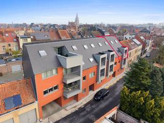 Recent and ready-to-move-in duplex apartment for sale in the center of Ypres. This surprisingly spacious apartment has 2 bedrooms, a dressing room,...