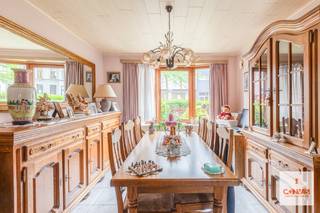 Op zoek naar een woning met ruimte, potentieel en een <strong>uitstekende ligging?</strong> Deze charmante woning in de Halvemaanstraat te Sint-Amandsberg biedt alles wat een gezin nodig heeft.<br /><br />Via de gezellige <strong>voortuin </strong>wordt u verwelkomd in de inkomhal, die toegang geeft tot de gezellige leefruimte. Aansluitend bevindt zich de keuken en de badkamer. Een absolute troef van deze woning is de <strong>uitzonderlijk diepe tuin</strong>, waar u in alle rust kunt genieten van het buitenleven. Via een <strong>achterliggend wegje</strong> is de tuin bovendien gemakkelijk bereikbaar voor fietsen, groenafval en andere praktische doeleinden. Op de eerste verdieping bevinden zich <strong>twee ruime slaapkamers</strong> en een <strong>bureau</strong>, ideaal als thuiswerkplek, hobbyruimte of kinderkamer. Vanuit het bureau leidt een vaste trap naar de <strong>derde slaapkamer</strong>.<br /><br />De woning is gelegen in een <strong>rustige straat</strong> in het gegeerde Sint-Amandsberg. Dankzij de centrale ligging bevinden winkels, scholen, openbaar vervoer (Dampoort, bushalte) en dagelijkse voorzieningen zich op korte afstand. Bovendien bent u in enkele minuten in het centrum van Gent en geniet u van een vlotte verbinding naar belangrijke invalswegen. De combinatie van een rustige woonomgeving en een uitstekende bereikbaarheid maakt deze locatie bijzonder aantrekkelijk voor gezinnen, koppels en pendelaars.<br /><br />Wenst u een bezoek in te plannen? Contacteer Laura via <strong>0492 07 26 62</strong> of <strong>laura@convas.be</strong>