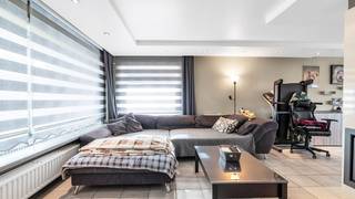 <p>Bent u op zoek naar een ruime woning met veel mogelijkheden, een mooie perceelbreedte en een uitstekende ligging? Dan is deze woning, gelegen aan de Totenbergstraat 20 te Paal, zeker het bekijken waard.<br /><br />Deze ruime gezinswoning beschikt over een bruikbare oppervlakte van maar liefst 197 m² en is gelegen op een mooi perceel van 6a48ca, met een straatbreedte van circa 24 meter. Dankzij de ruime oppervlakte, de praktische indeling en de extra mogelijkheden om bijkomende slaapkamers te creëren op zolder biedt deze woning heel wat potentieel voor gezinnen die op zoek zijn naar ruimte en comfort.<br /><br /><strong><u>Indeling:</u></strong><br />Gelijkvloers:<br /><br />Via de inkomhal met vestiaire en afzonderlijk gastentoilet komt u binnen in de woning. De ruime living biedt plaats aan een gezellige zithoek en eethoek en sluit aan op de keuken, die voorzien is van de nodige toestellen.<br /><br />Vanuit de keuken bereikt u via een sas het ruime terras, waardoor er een praktische verbinding is met de buitenruimte.<br /><br />Verder beschikt de woning over drie slaapkamers, een bureel dat eveneens als vierde slaapkamer kan worden ingericht en een badkamer.<br /><br /><u><strong>Kelderverdieping:</strong></u><br />De woning beschikt over een ruime kelderverdieping met verschillende praktische ruimtes.<br /><br />Hier bevindt zich een garage met sectionale poort, waardoor u uw wagen comfortabel en veilig binnen kunt parkeren.<br /><br />Verder omvat de kelderverdieping een cv-ruimte, een wasplaats/berging en een afzonderlijke provisiekelder. Het overige gedeelte van de kelderverdieping bestaat uit een kruipkelder.<br /><br /><strong><u>Zolderverdieping:</u></strong><br />De woning beschikt bovendien over een ruime zolderverdieping. Deze biedt, mits de nodige inrichting, de mogelijkheid om extra slaap-, hobby- of bureauruimtes te creëren. Hierdoor biedt de woning nog mooie uitbreidingsmogelijkheden en kan ze perfect meegroeien met de noden van een gezin.<br /><br /><u><strong>Buitenruimte:</strong></u><br />Het perceel van 6a48ca beschikt over een aangename buitenruimte en een ruim terras, waar u heerlijk kunt genieten van zonnige dagen of gezellig kunt tafelen met familie en vrienden.<br />De straatbreedte van circa 24 meter is bovendien een mooie troef en geeft het perceel een aangenaam gevoel van ruimte.<br /><br /><u><strong>Comfort en technische kenmerken</strong></u><br />De woning is voorzien van PVC-ramen met driedubbele beglazing, grotendeels uitgerust met rolluiken. De verwarming gebeurt op mazout.<br />De elektrische installatie is volledig conform, wat een belangrijke meerwaarde is.<br /><br /><u><strong>Ligging</strong></u><br />De woning is gelegen in de Totenbergstraat te Paal, in een aangename woonomgeving met een goede bereikbaarheid. In de nabije omgeving bevinden zich onder andere scholen, winkels, supermarkten, horeca, openbaar vervoer en diverse sport- en recreatiemogelijkheden.<br /><br />Ook de E313 is vlot bereikbaar, waardoor u een goede verbinding heeft richting Hasselt, Antwerpen en Luik. Ook omliggende gemeenten zoals Beringen, Tessenderlo, Ham en Lummen zijn gemakkelijk bereikbaar.<br /><br /><u><strong>Troeven</strong></u></p>

<ul>
	<li>Bruikbare oppervlakte van 197 m²</li>
	<li>Perceel van 6a48ca</li>
	<li>Straatbreedte van circa 24 meter</li>
	<li>3 slaapkamers + bureel/4e slaapkamer</li>
	<li>Ruim terras</li>
	<li>Kruipkelder</li>
	<li>Ruime zolder met mogelijkheid tot het creëren van extra ruimtes</li>
	<li>PVC-ramen met driedubbele beglazing</li>
	<li>Grotendeels voorzien van rolluiken</li>
	<li>Elektrische installatie volledig conform</li>
	<li>Gelegen op een ruim perceel met een mooie straatbreedte</li>
	<li>Goede bereikbaarheid van winkels, scholen, openbaar vervoer en de E313</li>
</ul>
