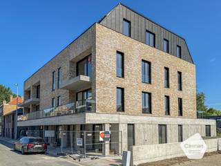 <p>Bent u op zoek naar een energiezuinig nieuwbouwappartement met een privatieve tuin? Dan is appartement 00.03, gelegen in een <strong>kleinschalige Residentie Martens </strong>te Lombardsijde (Middelkerke) een uitstekende keuze. <strong>Het totale perceel heeft een grootte van 273 m²</strong> waarvan ca. <strong>100 m² bewoonbare oppervlakte</strong>, een ruim terras en een <strong>zonnige tuin</strong> combineert dit appartement het comfort van een woning met de voordelen van een appartement;<br />De indeling omvat een lichtrijke leefruimte met open keuken, <strong>2 zeer ruime slaapkamers</strong>, een badkamer voorzien van douche en dubbel lavabo meubel, apart toilet en een praktische berging. Dankzij de grote raampartijen geniet u van een aangename verbinding tussen binnen en buiten;<br />Een absolute troef is het innovatieve PICHLER PKOM4-systeem <strong>(dubbele warmtepomp)</strong>, dat <strong>ventilatie, verwarming, koeling en sanitair warm water</strong> combineert in één energiezuinige installatie. Zo geniet u het hele jaar door van een gezond binnenklimaat, een laag energieverbruik en optimaal wooncomfort;<br />Optioneel worden <strong>ruime garageboxen </strong>te koop aangeboden + kelderbergingen gelegen op verdieping -1 van de residentie;<br /><br />De <strong>oplevering is voorzien eind 2026</strong>, waardoor u vandaag nog de afwerking volledig naar eigen smaak kunt kiezen (vloeren, keuken, badkamer, binnendeuren en meer).</p>
<ul>
<li>Gelijkvloers appartement met privatieve tuin en ruim terras;</li>
<li>Ca. 100 m² bewoonbare oppervlakte;</li>
<li>totale opp perceel: 273 m²</li>
<li>2 slaapkamers;</li>
<li>Ruime, lichtrijke leefruimte met open en volledig ingerichte keuken;</li>
<li>Energiezuinig PICHLER PKOM4-systeem;</li>
<li>Hoogwaardige nieuwbouwafwerking;</li>
<li>Afwerking nog volledig naar eigen keuze;</li>
</ul>
<p>Bij interesse zeker contact opnemen voor een vrijblijvend gesprek op kantoor en/of een plaatsbezoek met de bouwheer;<br /><br /> </p>