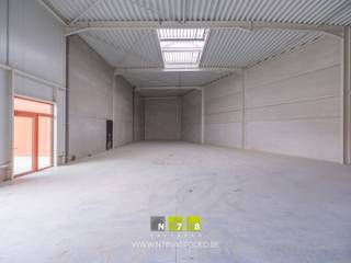 <p><span><span><strong>UNIT 14 GELEGEN IN BEDRIJVENPARK MANEBORN TE MAASMECHELEN.</strong><br /><br /></span><span><strong>ALGEMEEN</strong><br /></span><span>Dit nieuwe bedrijvencomplex omvat 2 fases met in totaal 23 KMO-units. Fase 1 omvat 11 units waarvan de bouw reeds gestart is. In een 2de fase worden nog eens 8 bijkomende units gebouwd.<br /><br />Deze site is gelegen op het industrieterrein "Oude Bunders" te Maasmechelen en geniet van een vlotte verbinding met de E314.<br /><br /><span><strong>CONCIERGEWONING</strong></span><br /><span>Unit 1 is gelegen aan de voorzijde van de bedrijvensite en omvat een bedrijfshal van 125m² met een conciërgewoning van 152m².</span></span></span><br /><br /><span><strong><span>KENMERKEN UNITS<br /></span></strong><span>- </span><span>sectionaalpoort</span><span>: 4.00m breed x 4.20m hoog<br />- loopdeur met bovenlicht <br /></span><span>- vrije hoogte: 6m<br /></span><span>- gepolierde betonvloer<br /></span><span>- lichtstraat met RWA<br /><br /></span><span><strong>3D RENDERS</strong><br /></span><span>De 3D beelden zijn slechts indicatief en kunnen bijgevolg niet als bindend worden beschouwd.<br /><br /></span><span>Bekijkt u deze advertentie via een aanverwante vastgoedsite, surf dan zeker naar onze website <strong>www.N78vastgoed.be</strong> voor een uitgebreide beschrijving en foto's. Meer info: <strong>+32 (0)89 86 18 88</strong> of <strong>info@N78vastgoed.be.</strong></span></span></p>