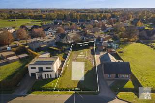 AFMETINGEN BOUWKAVEL:Perceelbreedte straatkant: ca 17,8mPerceelbreedte achterkant: ca 21,6mPerceeldiepte links: ca 49,5mPerceeldiepte rechts: ca...