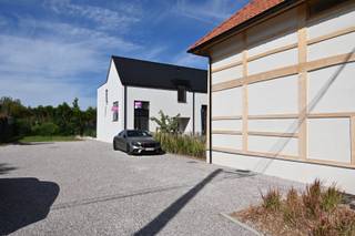 Achter de charmante vakwerkwoning aan Veerstraat 60B schuilt deze knappe, energiezuinige nieuwbouwwoning die hedendaags wooncomfort moeiteloos combineert met rust en privacy. Het pand is afgewerkt met de allernieuwste technieken en kwalitatieve materialen, wat garant staat voor duurzaam en zorgeloos wonen. De verwarming gebeurt door middel van een warmtepomp met vloerverwarming en zonneboiler in combinatie met zonnepanelen.<br /><br />Bij het betreden van de woning komt u in een verzorgde inkomhal met apart gastentoilet. Het gelijkvloers omvat verder een praktische berging, een volledig ingerichte keuken en een lichtrijke leefruimte die uitkijkt op de tuin – ideaal voor gezellige momenten met familie en vrienden.<br /><br />Op de eerste verdieping bevinden zich drie volwaardige slaapkamers, een moderne badkamer, een apart toilet en een nachthal. De hoge plafonds in zowel de dag- als nachthal creëren een uitgesproken gevoel van ruimte en licht, wat het wooncomfort aanzienlijk versterkt.<br /><br />De zolderverdieping biedt bijkomende stockageruimte.<br /><br />Buiten geniet u van een onderhoudsvriendelijke tuin met aangenaam terras, perfect om tot rust te komen. Daarnaast is er parkeergelegenheid voorzien.<br /><br />Samenvatting van de aankoopmodaliteiten:<br />Grondwaarde: € 100.000,00 + 12% registratierechten<br />Constructiewaarde: € 237.190,00 + 21% BTW<br /><br />Totale prijs: € 399.000,00 exclusief de schrijfkosten en de kosten van de nutsaansluitingen.<br /><br />Bent u op zoek naar een instapklare nieuwbouwwoning in het landelijke en gezellige Wellen? Dan is deze woning absoluut een bezoek waard. Neem vandaag nog contact op voor meer informatie of een bezichtiging.