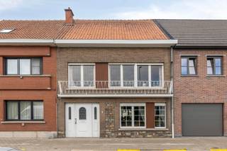 Bent u op zoek naar een degelijke woning waarbij u een eigen touch kan geven? Vlot bereikbaar met winkels, openbaar vervoer, scholen en autosnelweg niet ver vandaan? Een ruime woning met potentieel en kleine buitenomgeving, niettegenstaande wandel- en sportmogelijkheden in de onmiddellijke buurt (op 200m van de abdij van Affligem, omgeven door een oase van groen)? Contacteer ons snel via affligem@immoaccenta.be voor een bezoek. Vandaag is deze woning als volgt ingedeeld: - gelijkvloers: ruime inkomhal met toilet, leefruimte (zowel uitgevend op de straat als de veranda achteraan), zitruimte, keuken, CV-lokaal en kleine berging. De veranda, toegankelijk via de keuken, geeft uit op de vroegere tuin (nu verhard uit gemakoverweging) - de verdieping: grote nachthal met toegang tot de zolder via uitschuifbare trap, 2 ruime slaapkamers en de badkamer. Het potentieel bestaat vooral uit de mogelijkheid tot inrichten van de zolder tot bijkomende kamers (minimum 2). Een trap is makkelijk te plaatsen boven de trap van het gelijkvloers zonder in te boeten aan ruimte. Belangrijk: bijna de volledige woning heeft dubbele beglazing. De laatste ramen werden onlangs, nog na het nemen van de foto's, vervangen.