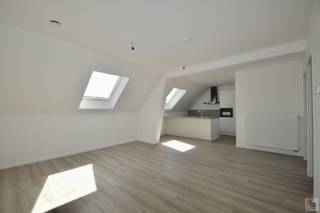 <strong>Bezoek na afspraak met IMMOBOSS per e-mail: ronse@immoboss.be</strong><br /><br />Bent u op zoek naar een gloednieuw gerenoveerd appartement, voorzien van alle comfort, en gelegen is pal in de stadskern? Dan is dit uw kans ! Deze kleinschalige residentie kan u terugvinden in één van de voornaamste winkelstraten van Ronse, waar alle winkels en voorzieningen om de hoek schuilen. Indeling, derde verdiep (lift aanwezig): inkomhal, dressing/bureau, toilet, ruime en lichtrijke leefruimte (zonnewering aanwezig), open-keuken (hedendaags geïnstalleerd), praktische berging, badkamer (inloopdouche) en een slaapkamer. EPC-label: A. Algemene onkosten: 50 EUR/mnd. (omvat: verbruik en onderhoud van de gem.delen, met afrekening).<br /><br /><u>Troeven:</u>
<ul>
	<li>volwaardige bewoonbare oppervlakte</li>
	<li>gunstig gelegen</li>
	<li>kleinschalige residentie = vredige bewoning</li>
	<li>energiezuinig</li>
	<li>onmiddellijk beschikbaar</li>
</ul>
<br /><strong>Bezoek na afspraak met IMMOBOSS per e-mail: ronse@immoboss.be</strong>