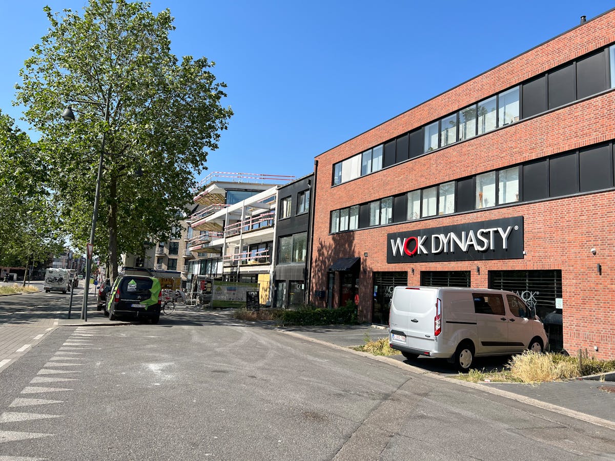 Commercial property with apartments above, in a prime location! - photo 3