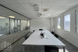 Magnificently located 900 m² <strong>office space</strong> with visibility from the busy Pontbeeklaan on the outskirts of Brussels (Zellik).<br />Phenomenal accessibility thanks to its proximity to the <strong>R0 and E40 motorways</strong>. <br /><br />The office spaces are located in the high-quality Sphere Business Park. The building has a solid concrete structure with poly concrete floors (3 T/m²) and is equipped with modern technology such as fluorescent/LED lighting, ventilation systems, a heat pump, and air conditioning that can both heat and cool. Heating is provided by a recent gas boiler, which ensures extra efficiency. With no fewer than <strong>100 solar panels</strong> and an energy-neutral first floor, this building offers a progressive response to today's energy challenges. In addition to functional advantages such as an elevator, camera surveillance, and<strong> 11 parking spaces</strong>, the building also features a spacious, quiet courtyard garden, a fully equipped fitness center, and a luxurious kitchen on the first floor.<br /><br />This property is ideal for a variety of uses and, thanks to its modern infrastructure and energy-efficient character, offers a particularly interesting opportunity for those who want to invest in the future.<br /><br />Don't hesitate to contact <strong>PANORAMA B2B</strong> for additional information, plans, or a site visit at<strong> 0477 09 00 09.</strong>