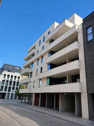 Residentie Futuro is een echte parel met een interessante ligging in hartje Oostende.  Vlakbij de zeedijk, bereikbaar via de prachtige Koninginnelaan richting de Drie Gapers en de Ramblas naar het ‘Bosje’. Winkels en openbaar vervoer bevinden zich eveneens in de directe nabijheid.<br /><br />Het gebouw bestaat uit 2 en 3 slaapkamer appartementen waarbij de oppervlaktes variëren tussen 94m2 en 184m2. In de kelderverdieping bevinden zich autostaanplaatsen en garages die ook kunnen aangekocht worden.<br /><br />Alle appartementen zijn ontworpen met oog voor detail en bieden het perfecte evenwicht tussen modern comfort en tijdloze elegantie. Het project is uitgerust met een energiezuinige Daikin lucht-water warmtepomp in combinatie met vloerverwarming in het volledige appartement. De buitenunit bevindt zich op het dak, terwijl de binnenunit voorzien is van een geïntegreerde boiler van 200 liter voor warm water.<br /><br />Met een EPC-peil van slechts 25 voldoet het project aan de hoogste energie-eisen. <br /><br />Tevens is er op het gelijkvloers een fietsenstalling aanwezig waar u veillig uw fietsen kunt stallen. <br /><br />Aarzel niet en contacteer ons voor meer informatie!