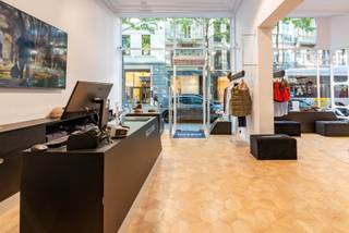 Ontdek dit uitzonderlijke gelijkvloerse handelspand, ideaal gelegen in het beste deel van de gekende winkelstraat Nationalestraat. De winkel is omgeven door tal van andere zaken waaronder "Dries Van Noten" en "American vintage", ...<br /><br />Het pand beschikt over een ruime oppervlakte van +/- 100 m², aangevuld met een droge kelder, perfect als extra opslagruimte. De winkel onderscheidt zich door zijn karaktervolle uitstraling en tijdloze charme.<br /><br />De brede vitrine biedt niet alleen een maximale zichtbaarheid, maar zorgt ook voor een overvloed aan natuurlijk licht. <br /><br />Een unieke opportuniteit voor wie op zoek is naar een commerciële locatie met uitstraling en passage.<br /><br />Ingroeihuur van toepassing: €5.000/maand om geleidelijk te stijgen naar €6.000/maand.<br />Maandelijkse kosten: €75/maand <br /><br />Interesse? Contacteer ons vandaag nog!