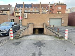 Ondergrondse garagebox gelegen in een gebouwencomplex aan Holstraat 70–72 te Waregem, vlakbij de Hippodroom.De in- en uitrit van de parkeergarage...