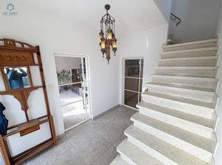 <h3><span>INSTAPKLARE, ENERGIEZUINIGE WONING MET KANGOEROE- OF ZORGWONING IN DE TUIN</span></h3><p><span>Deze </span><span>instapklare en energiezuinige woning</span><span> combineert comfortabel gezinswonen met een </span><span>uitzonderlijke meerwaarde</span><span>: een </span><span>multifunctioneel bijgebouw van ca. 100 m²</span><span>, ideaal als </span><span>kangoeroewoning, zorgwoning, praktijkruimte of zelfstandige woonunit</span><span>.</span></p><h4><span>Indeling hoofdwoning</span></h4><p><span>Gelijkvloers</span><span><br />Via de inkomhal komt u in een </span><span>ruime, lichtrijke leefruimte</span><span> die naadloos aansluit op de volledig ingerichte keuken met alle hedendaags comfort.<br />De aangename </span><span>leefveranda</span><span> biedt een mooi zicht op de tuin en is uitgerust met een </span><span>ingebouwde gashaard</span><span>, wat zorgt voor extra gezelligheid.<br />Verder vindt u op het gelijkvloers een </span><span>gastentoilet</span><span>, een praktische </span><span>berging met aparte ingang</span><span> en een </span><span>extra kamer</span><span> die perfect kan dienen als slaapkamer, bureau of hobbyruimte.</span></p><p><span>Eerste verdieping</span><span><br />De nachthal geeft toegang tot </span><span>drie volwaardige slaapkamers</span><span>, waarvan één met </span><span>ensuite badkamer</span><span> voorzien van een inloopdouche en lavabomeubel.<br />Daarnaast is er een </span><span>tweede, afzonderlijke badkamer</span><span> met inloopdouche, toilet en lavabomeubel ideaal voor grotere gezinnen of co-housing.</span></p><h4><span>Tuin &amp; kangoeroewoning / zorgwoning</span></h4><p><span>Op tuinniveau bevindt zich aan de linkerzijde een </span><span>afzonderlijke ingang</span><span> naar het </span><span>multifunctionele bijgebouw</span><span>, gebouwd in </span><span>2020</span><span> en uitgerust met </span><span>vloerverwarming</span><span>.<br />Deze ruimte leent zich perfect tot het creëren van een </span><span>volwaardige zorgwoning of kangoeroewoning</span><span>, maar kan ook dienen als praktijkruimte, kantoor of atelier </span><span>volledig onafhankelijk en met behoud van privacy</span><span>.</span></p><h4><span>Technische troeven</span></h4><ul><li><span>39 zonnepanelen</span></li><li><span>EPC-label B</span><span> (laag energieverbruik)</span></li><li><span>Elektrische installatie conform AREI</span></li><li><span>400V-installatie</span><span> met </span><span>voorbereiding voor laadpaal</span></li><li><span>Voorzieningen voor warmtepomp</span><span> reeds aanwezig in de slaapkamers</span></li></ul><p><span>Deze woning is een </span><span>zeldzame combinatie van comfort, energiezuinigheid en toekomstgerichte woonflexibiliteit</span><span>, ideaal voor gezinnen, zorgwonen of wie wonen en werken wil combineren.</span></p><p><span>Interesse of een bezoek?</span><span><br />Reageer via de advertentie en wij nemen zelf contact met u op om een afspraak in te plannen.</span></p>