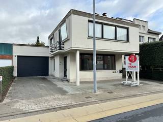 Au cœur de Deerlijk, nous proposons à la location un bureau ou un espace commercial prêt à l'emploi d'environ 70 m². Grâce à sa situation centrale...