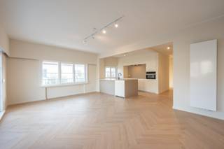 Prachtig lichtrijk hoekappartement te koop in de residentie Tarragonna te Duinbergen, vlak aan Park 58.<br />Dit stijlvolle appartement beschikt over 3 slaapkamers, elk voorzien van eigen lavabo. Apart toilet. Een ruime en lichtrijke leefruimte, een moderne volledig uitgeruste keuken uitgevend op terras met mooi open zicht over Elizabetlaan. 2 mooie aanpalende doucheruimtes voorzien. Bovendien is er de mogelijkheid om een afgesloten garagebox in het gebouw bij aan te kopen. <br />Ref. A701C