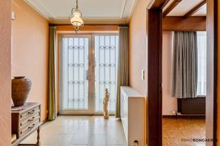 Ben je op zoek naar een comfortabele woning zonder trappen? Deze instapklare gelijkvloerse bungalow biedt een praktische indeling, ruime leefruimtes en heel wat extra bergruimte. <br /><br />INDELING<br />Via de inkomhal komt u in de woning. Van hieruit heeft u toegang tot het apart toilet, de verschillende leefruimtes en de slaapkamers.<br /><br />De woning beschikt over een grote en aangename leefruimte, ideaal voor het creëren van een gezellige zithoek en eetplaats. Aansluitend bevindt zich de keuken, met toegang tot de veranda. Deze biedt een fijne extra leefruimte en een aangename verbinding met buiten.<br /><br />Verder zijn er 3 slaapkamers, waarvan één slaapkamer uitgerust is met een praktische inbouwkast. De vernieuwde badkamer zorgt voor extra comfort.<br /><br />Een grote troef is de volledig onderkelderde woning. Daarnaast beschikt de woning over een inpandige garage, wat zorgt voor extra gemak en comfort.<br /><br />De bungalow is instapklaar en kan zonder grote werken meteen betrokken worden. Met een EPC-label D is er bovendien geen renovatieverplichting.<br /><br />PLUSPUNTEN<br />+ Gelijkvloerse, instapklare bungalow<br />+ Grote leefruimte<br />+ Vernieuwde badkamer<br />+ 1 slaapkamer met inbouwkast<br />+ Volledig onderkelderd<br />+ Inpandige garage<br />+ Geen renovatieverplichting<br /><br />Een praktische en comfortabele woning met alles op één niveau, ideaal voor wie op zoek is naar een instapklare bungalow met veel ruimte en bergruimte.
