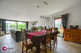 <p><span>Woning met handelsruimte op een gunstige locatie in Kampenhout</span></p><p><span> </span></p><p><span>Achter deze vrijstaande woning uit 1963 schuilt een bijzonder verhaal: een thuis waar doorheen de jaren met zorg en liefde werd gewerkt aan comfort en gezelligheid. Dankzij de uitgevoerde renovaties is deze woning vandaag volledig instapklaar, klaar om een nieuw hoofdstuk te schrijven.</span></p><p><span> </span></p><p><span>Bij het betreden van de privatieve woonst word je verwelkomd in de inkomhal, die je uitnodigt om verder te ontdekken. Vooraan bevindt zich de lichtrijke keuken met gezellige ontbijtruimte: de ideale plek om de dag rustig te beginnen. Verderop kom je via de gang bij een praktische wasruimte en extra berging, met handige toegang tot de tuin. Er is ook gastentoilet. Achteraan, een warme en ruime leefruimte waar het zicht op de tuin meteen rust brengt. Hier geniet je van knusse avonden!.</span></p><p><span> </span></p><p><span>Op de verdieping vind je twee volwaardige slaapkamers en een handige bureauruimte op de overloop, dewelke perfect is voor thuiswerk. De ruime badkamer biedt alle comfort met bad, douche, dubbele wastafel en toilet.</span></p><p><span> </span></p><p><span>De zolderverdieping verrast met een derde slaapkamer, die zich ook perfect kan lenen als hobbyruimte, speelkamer of atelier.</span></p><p><span> </span></p><p><span>Buiten ontdek je een tuin rondom de woning, met een royaal terras waar het heerlijk vertoeven is. Het ruime tuinhuis geeft bovendien plaats aan al je extra materialen.</span></p><p><span> </span></p><p><span>Wat deze eigendom echt bijzonder maakt, is het afzonderlijke commerciële gedeelte met eigen ingang. </span></p><p><span>Momenteel huisvest hier een gevestigde bloemenzaak, gekend in de streek om haar kwaliteit en uitstraling. De winkelruimte, gecombineerd met een praktische stockage- en atelierruimte, biedt tal van mogelijkheden voor zelfstandigen en creatieve ondernemers. Bovendien is er ook nog een afzonderlijke garage aanwezig.</span></p><p><span> </span></p><p><span>Wens je wonen en werken naadloos met elkaar te verbinden? </span></p><p><span>Deze eigendom biedt een zeldzame combinatie van mogelijkheden: ideaal voor wie een vrij beroep wil uitoefenen, een gezin dat ruimte zoekt, of wie vooruitkijkt naar een comfortabele toekomst.</span></p><p><span> </span></p><p><span>Contacteer ons vandaag nog voor een bezoek!</span></p><p><span> </span></p><p><span>015 20 36 00 - info@domoxim.be</span></p><p><span> </span></p><p><span>domoXim. Waar dromen thuis komen!</span></p><p><span> </span></p><p><span>Ook de waarde van je </span><span>eigen</span><span> woning kennen? Wij geven je graag advies.</span></p>