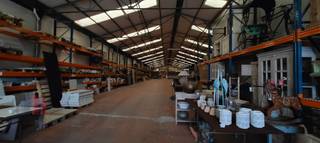 Fantastisch gelegen <strong>magazijnruimte </strong>met een oppervlakte van <strong>1.125 m²</strong> met <strong>laadkade </strong>en<strong> inpandige kantoorruimte </strong>te huur in <strong>Waardamme</strong>. Het geïsoleerd magazijn met volledige overspanning is toegankelijk via een sectionale poort van 4,2 m hoogte en heeft een vrije hoogte van +/- 4,5 m deze is voorzien van o.a. lichtstraten, betonvloer, elektriciteit en water, laadkaai aanwezig!<br /><br />Onmiddellijk beschikbaar.<br />Ruime parkeer- en manoeuvreerruimte op de verharde site.<br /><br />Gelegen op slechts 1 minuut rijafstand van de bedrijvige Kortrijksestraat met vlotte verbinding naar de op- en afrit 9 Oostkamp van de E40 (+/- 5 km) en onmiddellijke verbinding naar de E403.<br /><br />Neem contact op met <strong>PANORAMA B2B</strong> voor bijkomende inlichtingen, plannen of een vrijblijvend plaatsbezoek via <strong>0479 70 70 73</strong>.