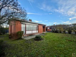 Deze op te frissen woning is gelegen in een groene en rustige woonwijk, nabij het centrum en het station van Ronse. De kindvriendelijke omgeving en...