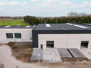 Ontdek het gloednieuwe KMO-project Gruuthuse in Oostkamp.<br /><br />Dit modern bedrijvenproject bevindt zich op een strategische locatie in het hart van West-Vlaanderen. <br />De laatste afwerkingswerken zijn volop aan de gang. <br />Ideaal voor ondernemingen die nood hebben aan extra ruimte of op zoek zijn naar een interessante investering.<br />De kmo-units in Oostkamp bevinden zich op een uitstekende locatie in de nabijheid van de grote steden zoals Brugge en Gent , waardoor ze kunnen bijdragen aan een bloeiende economische omgeving die tal van zakelijke kansen bieden.<br /><br /><br />Troeven: <br />* Toplocatie nabij Brugge en Gent - vlotte verbinding met de E40 en E403 <br />* Duurzame BEN gebouwen <br />* Casco oplevering met een oppervlakte van 704,41 m² <br />* Vrije hoogte van 10 meter<br />* 2 verdiepen<br />* Mogelijkheid tot diverse optiepakketten<br />* 6 parkeerplaatsen<br />* Industriële, gepolierde gewapende betonvloer<br />* Lichtstraat in meerwandige polycarbonaatplaten met aluminium profielen<br />* Aluminium schrijnwerk met elektronische sectionale poort<br /><br />Onmiddellijk beschikbaar of beschikbaar op zeer korte termijn!<br /><br />Interesse?<br />Contacteer Simon via 0498 12 37 08 of mail naar simon@vicusvastgoed.be