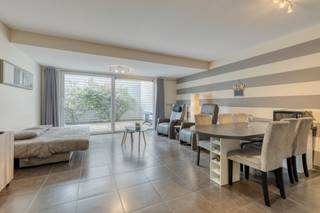 In het centrum van De Panne vinden we dit lichtrijk appartement (75m²) te koop. Het appartement omvat 2 slaapkamers en een ruim zongericht terras (25m²) . Gelegen op wandelafstand van zee, winkels en horeca! Het appartement wordt inclusief de meubels verkocht. Zoek je immo in De Panne? Lees dan zeker verder!INDELING:> gelijkvloerse verdieping:- inkomhal;- leefruimte met toegang tot het ruim zongericht terras (25m²);- open keuken voorzien van kookplaat, dampkap, koelkast, oven, vaatwasmachine en spoelbak;- 2 slaapkamers;- apart toilet;> Gemeenschappelijke fietsenbergingALGEMEEN:- centrale verwarming op aardgas- conforme elektrische installatie- gunstig EPC B- de meubels zijn inbegrepen in de prijs- recent gebouwBent u op zoek naar een appartement, ter investering of voor tweede verblijf? Aarzel zeker niet contact op te nemen met ons kantoor Dewaele Koksijde: 058 330 600Bestuursmaatregelen in het maatregelenregister: nee