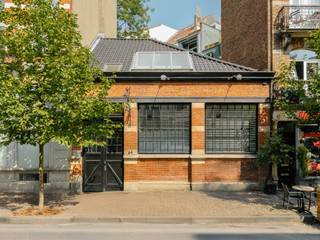 Idéalement située en plein coeur du quartier Châtelain, maison de style "loft" ou "atelier d’artiste" d’une superficie brute selon PEB de ± 136 m²...