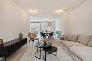 Deze stijlvolle en bijzonder smaakvol afgewerkte nieuwbouw woning te koop is gelegen in de Anuntiatenstraat te centrum Brugge in het...