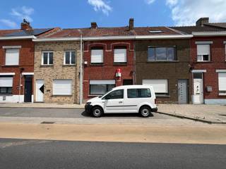 Een prachtige starterswoning met 2 slaapkamers. Mogelijk uitbreiden voor 3 eens de zolder gerenoveerd is. Prachtige tuin met niet veel onderhoud...