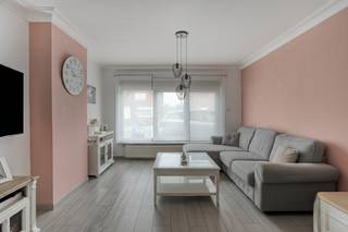 Deze zeer ruimte en instapklare woning met een bewoonbare oppervlakte van 181 m² biedt alle comfort voor een groot gezin of wie graag ruim woont.Bij...