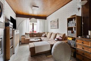 Charmante gezinswoning van 126m² en 3 slaapkamers op TOPlocatie te Luchtbal! Bij het betreden van de woning komt u binnen in een ruime inkomhal...