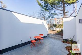 Deze instapklare, <strong>volledig gerenoveerde woning</strong> combineert hedendaags comfort met een praktische indeling.<br /><br />Bij het binnenkomen bevindt zich een inkomhal die eveneens ingericht werd als <strong>wasruimte</strong>. Daarnaast is de inkomhal ook voorzien van verschillende op maat gemaakte kasten. Verder is er een apart <strong>gastentoilet</strong>. De lichtrijke woonkamer sluit naadloos aan op de <strong>moderne keuken</strong>, die uitkijkt op het <strong>gezellige terras en de aangename tuin </strong>– ideaal om te ontspannen of gasten te ontvangen. Op de eerste verdieping bevindt zich een <strong>ruime slaapkamer </strong>met <strong>ingebouwde kasten</strong> en een <strong>comfortabele badkamer</strong> uitgerust met bad, douche, toilet en lavabo. De tweede verdieping telt nog <strong>twee slaapkamers</strong>, beide voorzien van praktische ingebouwde kasten.<br /><br />De woning werd energiezuinig gerenoveerd en beschikt over een uitstekende <strong>EPC-score van A+ (-4 kWh/(m² jaar))</strong>, mede dankzij de aanwezige <strong>zonnepanelen</strong>. Dit zorgt niet alleen voor een lagere energiefactuur, maar ook voor een toekomstgerichte en duurzame woonervaring. Het asbestattest vermeldt asbest, maar deze werd tijdens de renovatie verwijdert, waardoor er vandaag <strong>geen asbest</strong> meer aanwezig is.<br /><br />De stedenbouwkundige inlichtingen werden opgevraagd op 06.03.2026<br /><br />Wenst u een bezoek in te plannen? Contacteer Laura via <strong>0492 07 26 62</strong>