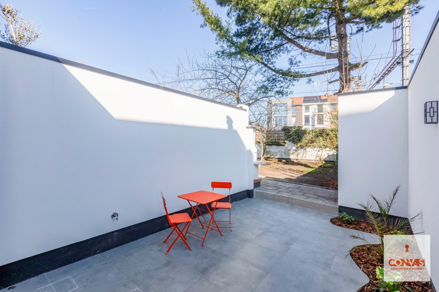 Gerenoveerde gezinswoning met 3 slaapkamers en tuin - photo 2