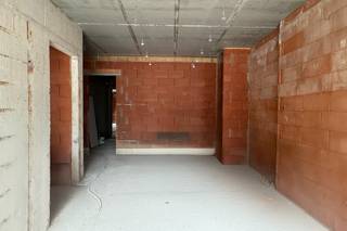 In het centrum van Zeveneken bevindt zich deze casco handelsruimte met woonst (of volledig als handelsruimte te benutten). De ruimte is...