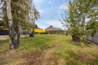 Gunstig gelegen perceel bouwgrond van 721m² geschikt voor een open bebouwing, ideaal gelegen nabij het dorpscentrum van Sint Antonius nabij winkels, bakker en scholen.<br />Mooi open en quasi bouwklaar met een straatbreedte van 21m. Het perceel heeft een achtertuin met noord oriëntatie en een P -score B.<br />Het perceel ligt niet in een verkaveling. Een bijgebouw is mogelijk, max. opp. 10% van de perceeloppervlakte. Gedetailleerde bouwvoorschriften op aanvraag te verkrijgen. Stedenbouwkundige informatie in aanvraag.