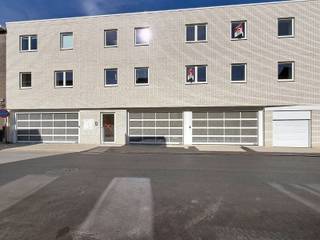 <strong>Planifiez votre rendez-vous via www.living-stone.be</strong><br /><br />Appartement neuf de 2 pièces avec une grande terrasse.<br />Situé au 1er étage (ascenseur disponible).<br /><br />Cet appartement comprend un hall d'entrée, un salon avec une cuisine ouverte et entièrement équipée, 2 chambres, une salle de bains avec douche, des toilettes séparées et un débarras/buanderie.<br />L'appartement dispose également d'un cellier privatif en sous-sol et d'une place de parking.<br /><br />Situé à proximité des commerces, des restaurants et des autoroutes (A12 et E19).<br /><br />Conforme à la réglementation PEB.