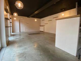 <p><strong>Kantoor/handelsruimte</strong> te huur in het hartje van Hoogstraten!<br /><br />kantoor/handelsruimte te huur in <strong>centrum van Hoogstraten</strong>, in het schitterend monumentaal pand "Residentie De Rijkswacht". <br /><br /><strong>Indeling:</strong><br />-Handels/kantoor ruimte<br />- Inkomhal<br />- Berging<br />- Toilet<br />- Keuken<br />- Gezellig buitenruimte/ terras<br /><br /><strong>Algemeen:</strong><br />- Onderkelderd<br />- Akoestische plafond<br />- Grote opbergruimte inbegrepen<br />- Voldoende parkeergelegenheid vooraan<br /><br /><br /><br /></p>
<span></span>