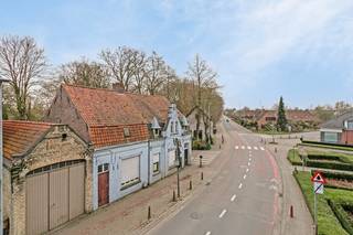De woning bevindt zich op een uniek perceel van 888m², gelegen aan de groene long van Vichte, met een 4,5 hectare groot natuurgebied, inclusief...